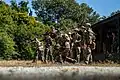 Marines américains du 22e corps expéditionnaire et soldats français du 3e régiment d'infanterie de marine participant à un exercice commun de tir à Beignon (8 juillet 2022).