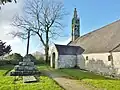 La chapelle de Cadol et son calvaire : vue d'ensemble.