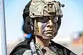 Couvre casque arborant un camouflage "multicam" et muni d'une lamp de casque