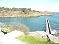 L'entrée de la ria de Brigneau vue depuis la rive ouest ; au premier plan, la jetée protégeant l'entrée de la ria.