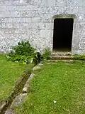 La conduite forcée de la porte sud évacuant l'eau de la fontaine intérieure.