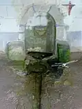 La fontaine intérieure du mur nord et ses deux bassins.