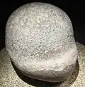 Stèle hémisphérique basse en granite trouvée à Porspoder (datée entre le IVe et le Ier&nbsp;siècle&nbsp;av. J.-C.) exposée au musée de l'abbaye de Landévennec.