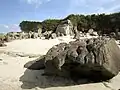 Rochers sur la plage de la Croix (rive sud de la baie de Tressény) 2.