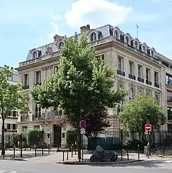 Angle avec le square des Écrivains-Combattants-Morts-pour-la-France.