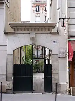 Le no&nbsp;24 de la rue où habitèrent Pierre Curie et Marie Curie en 1898.