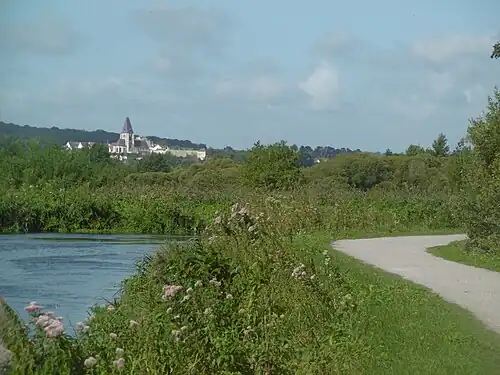 La Somme et le bourg, vus depuis la véloroute.