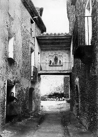 Vue d'une ruelle de Llançà dite "Porte de la mer"