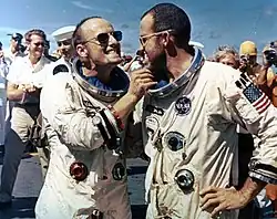 Conrad et Cooper sur le pont de l'USS&nbsp;Lake Champlain le 29 août 1965.