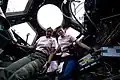Lors de STS-131, dans la coupole de l'ISS avec sa collègue japonaise Naoko Yamazaki.