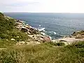 Un vallon échancrant les falaises à l'ouest de la colline de Ruvras (Ru Vraz).