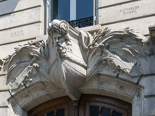 Sculpture de Joseph Carlier au no 28.