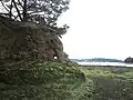Falaise percée d'une trou à la Pointe du Glugeau.