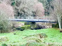 Passerelle franchissant le Scorff juste en aval du site de la motte castrale du Roc'h.
