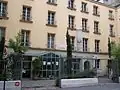 Un immeuble d'habitation rénové au no&nbsp;29, avec la plaque commémorative rappelant Buffon.