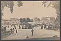Place de la Liberté un jour de marché (ca. 1900) vue depuis les glacis. A droite la future rue Jean Jaurés et au fond le clocher de Saint-Martin. A gauche la rue de la Vierge (future rue de Glasgow)