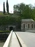 Arrivée à Miramont-de-Comminges depuis Saint-Gaudens. Pont Napoleon III sur la Garonne, chapelle Saint-Roch sur la droite, tunnel du petit train d'Aspet au centre, chapelle Notre-Dame des sept douleurs sur le massif rocheux, Miramont-de-Comminges.