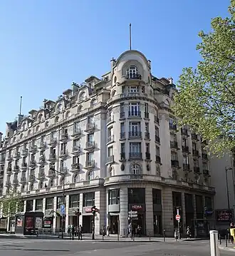 No&nbsp;2, au croisement avec la rue Drouot.