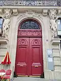 No&nbsp;2 : atlantes encadrant l'entrée.
