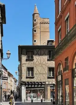 no 2 : la tour de Serta vue depuis la rue des Changes.