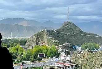 Vue du Chakpori depuis le Potala.