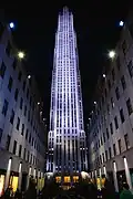 Le bâtiment de nuit.
