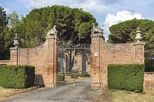Portail du château de Saint-Genies Bellevue.