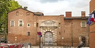 Lestang : façade sur la rue Saint-Jacques avec portail du XIXe siècle.