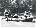 Soldats de la 32e&nbsp;division d'infanterie des États-Unis sur la rivière Girau transportant du ravitaillement