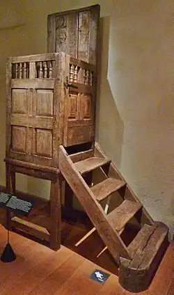Chaire à prêcher du XVIe siècle (chapelle Saint-Jacques, village de Saint-Léon).