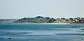 Locquirec : la pointe du Corbeau et la plage des Sables Blancs vus depuis le GR 34 à l'ouest de Poul Rodou (en Guimaëc).