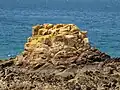 Rocher entre la plage de Vilin Izella et celle de Poul Rodou vu depuis le GR 34.