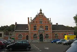 Ancien parking devant le bâtiment (supprimé).