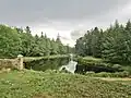 L'étang de Kerlivio vu depuis la terrasse située devant le vieux château.
