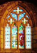 Vitrail "L'éducation de la Sainte Vierge" situé derrière le maître-autel.