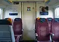 L'intérieur d'un compartiment de première classe d'un Class 375 Electrostar de la Southeastern, montrant l'habillage des sièges de couleur prune.