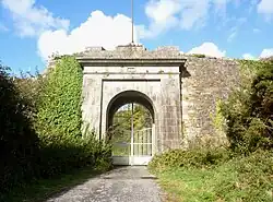 Le portail monumental de l'entrée du fort de Lanvéoc (ce portail date de la période 1876-1880)