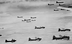Bombardiers lourds volant en formation au-dessus des nuages.
