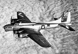 Photo d'un bombardier américain des années 1940 en vol.