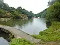 Le fond de l'anse de Penmor à marée haute (vue depuis la passerelle située devant le moulin Édouard).