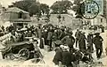 Le marché aux puces : vendeurs et badauds sur la place des glacis.ca. 1900