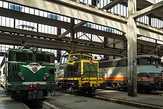 Des locomotives garées dans la remise du dépôt.