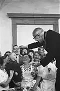Le bourgmestre Van Kinschot distribue du hareng, 1960.