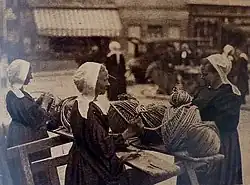 Baud : marchandes de cordes au début du XXe&nbsp;siècle (carte postale Mozais).