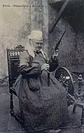 Filandière de Scaër au début du XXe siècle.