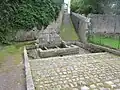 L'ancienne fontaine de dévotion de Notre-Dame-des-Cieux.