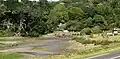 Le pont-digue de Kerjean sur la route départementale no&nbsp;28 et le fond de la ria du Conquet à marée basse.