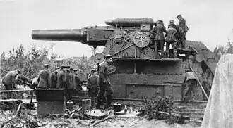 Obusier de 420&nbsp;mm type « Gamma » en batterie.