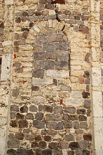 Fenêtre axiale murée.