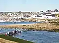 Le gué permettant le passage entre le continent et l'Île Tristan lors d'une marée basse à fort coefficient (vu de Douarnenez)